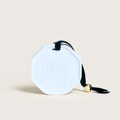 Objeto decorativo branco octogonal com relevo em folhas e texto Maison Berger Paris