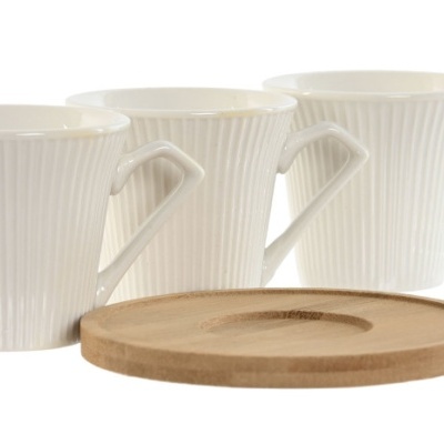 três canecas brancas texturizadas e prato de madeira redondo