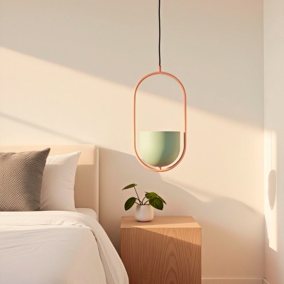 Abajur pendente cor salmão com cúpula verde junto a cama e mesa de cabeceira