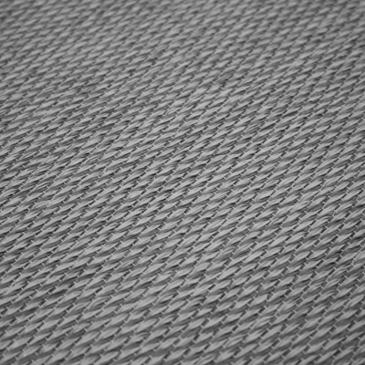 Superfície de malha metálica cinzenta com padrão entrelaçado tridimensional