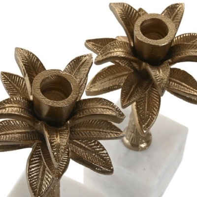 Castiçais metálicos dourados com base de mármore branco