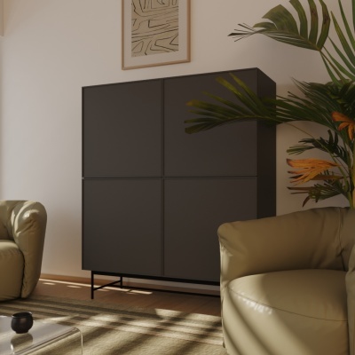 Aparador preto moderno numa sala com poltronas bege, planta verde e quadro de arte abstrata