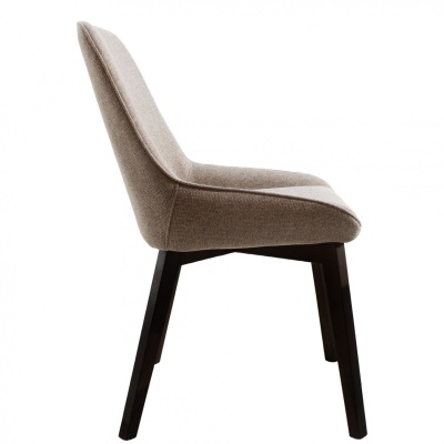 Cadeira estofada bege com pernas de madeira escura vista de lado