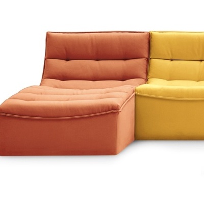 Sofá modular laranja e amarelo com tecido almofadado