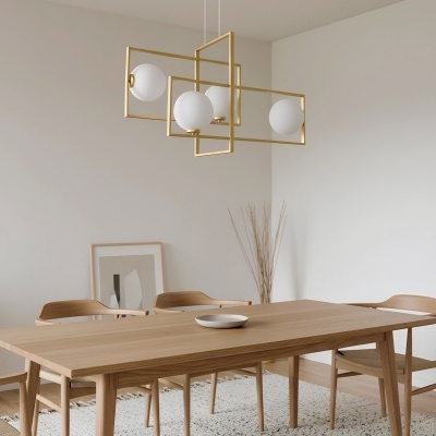 Mesa de jantar em madeira clara com cadeiras e candeeiro pendente moderno