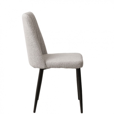 Cadeira estofada cinza com pernas negras num fundo branco