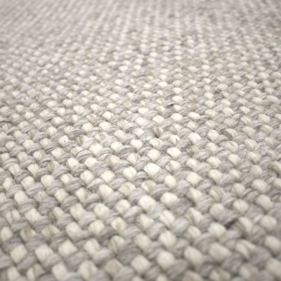Tapete em fibras entrelaçadas bege e cinza claro com textura grossa