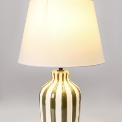 Candeeiro de mesa com base às riscas e abajur branco