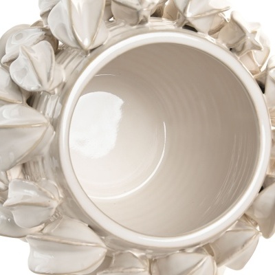 Jarro cerâmico branco com detalhes em forma de folhas ao redor da borda