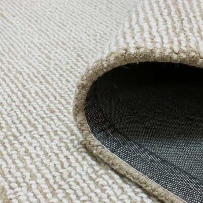 Tapete bege com padrão de linhas e parte de baixo preta