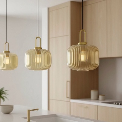 Cozinha moderna com candeeiros pendentes dourados e bancada branca