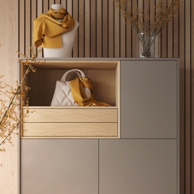 Móvel cinzento moderno com bolsa bege, lenço amarelo-mostarda e flores amarelas