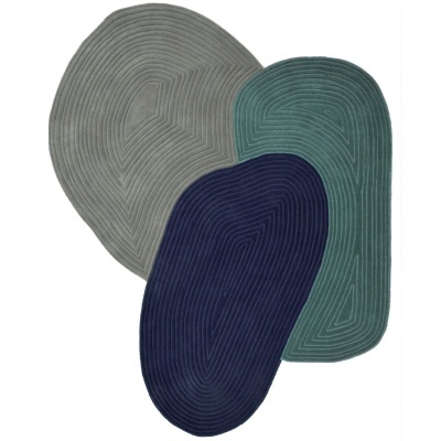 Tapete com três formas orgânicas coloridas com relevo em linhas curvas