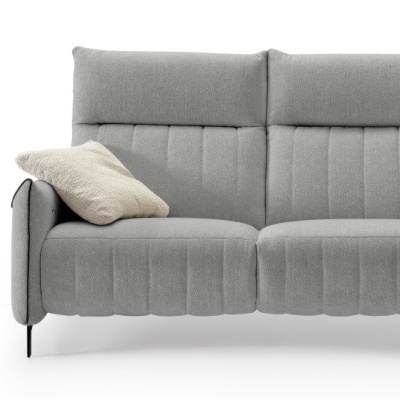 Sofá cinzento claro com almofada creme