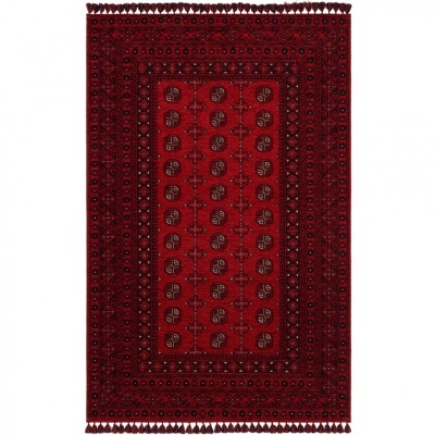 Tapete vermelho tradicional com padrão geométrico e franjas nas extremidades