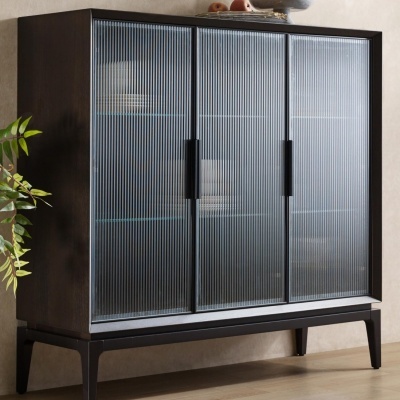 Aparador de madeira escura com portas em vidro canelado translúcido e puxadores pretos