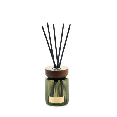 Frasco verde escuro com difusor de aromas com varetas negras