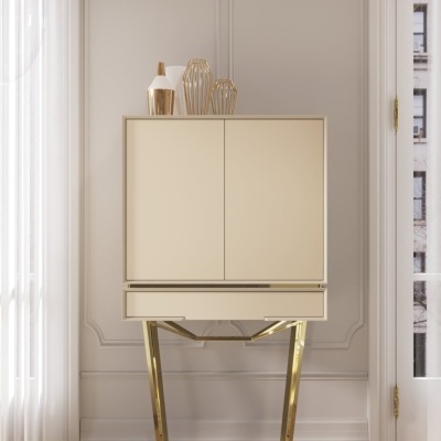 Móvel bege com pernas douradas e decoração em sala clara