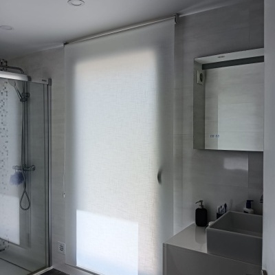 Casa de banho moderna com base de duche em vidro e cortina branca translúcida