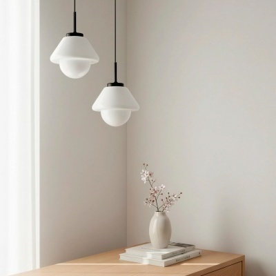 Candeeiros pendentes brancos com jarra e cómodas em ambiente minimalista