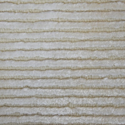 Tecido branco felpudo com linhas horizontais bege em relevo