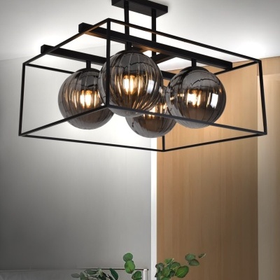 Luminária de teto com globos de vidro fumado e estrutura metálica preta