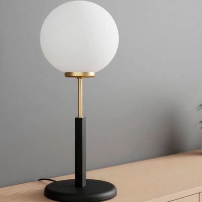 Candeeiro de mesa moderno com base preta e cúpula branca