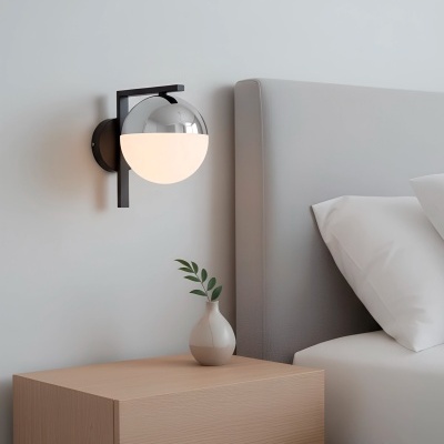 Lâmpada de parede moderna no quarto ao lado de cama e mesa de cabeceira com vaso.