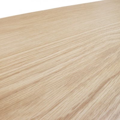 Superfície plana de madeira clara com textura e padrão natural