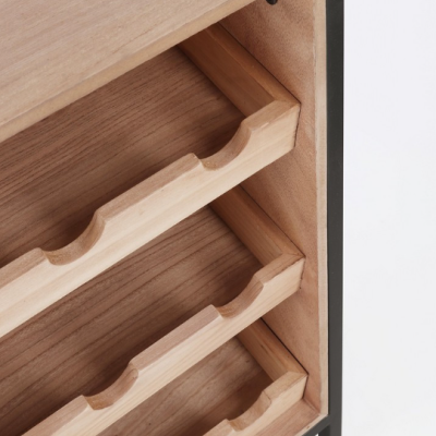 Móvel de armazenamento para garrafas de vinho em madeira clara com estrutura metálica preta