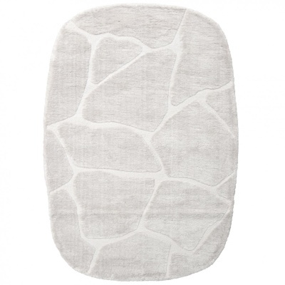 Tapete oval branco com padrão de pedras irregulares cinzentas