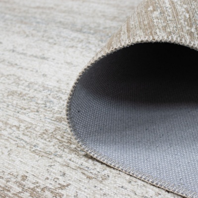 Tapete bege e cinza claro com padrão texturado e parte inferior antiderrapante