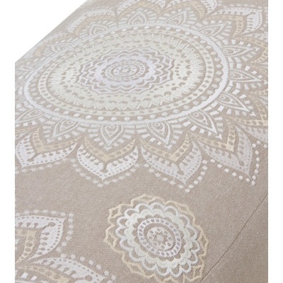 Tecido beige com padrão circular decorativo branco e castanho claro.