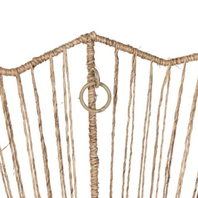 Detalhe de cadeira de fibra natural com anel metálico circular