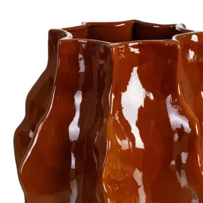 Vaso cerâmico castanho brilhante com forma ondulada