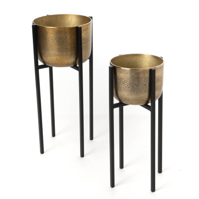 Dois vasos dourados com suportes pretos