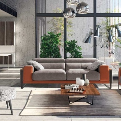 Sala de estar com sofás cinza e laranja, cadeira estampada e mesa de centro de madeira