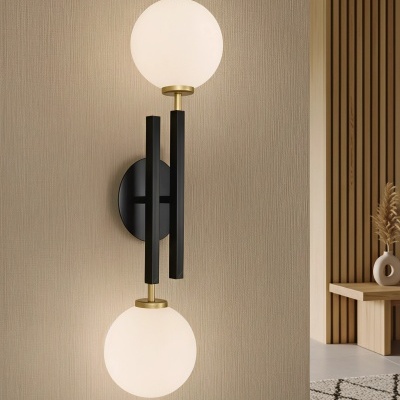 Aplique de parede moderno com duas esferas brancas e estrutura preto e dourado numa parede bege texturada