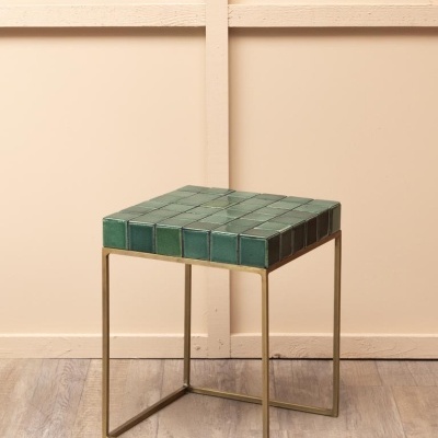 Mesa quadrada com tampo de azulejos verdes e base metálica dourada