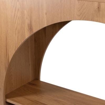 Prateleira de madeira clara com design curvo