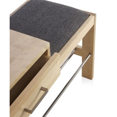 Assento de madeira clara com gaveta e almofada cinzenta