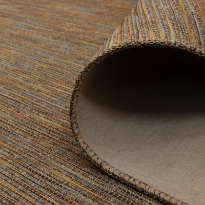 tapete listrado castanho e cinza com borda costurada
