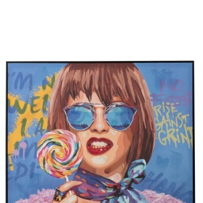 Pintura colorida de mulher com óculos de sol segurando pirulito com graffiti no fundo