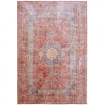 Tapete tradicional vermelho com padrão floral e geométrico