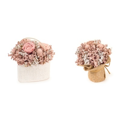 Duas flores secas em cesto branco e vaso com tecido rústico