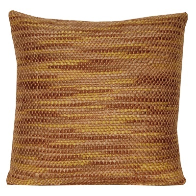 Almofada quadrada de tecido castanho e amarelo com padrão tecido