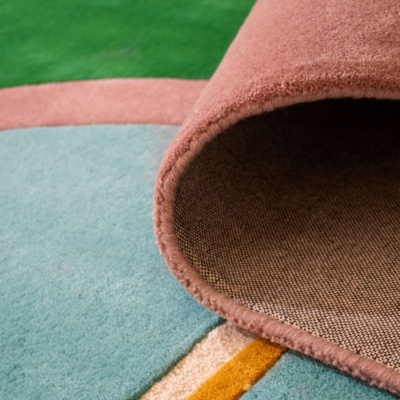 Tapete geométrico com várias cores e textura felpuda