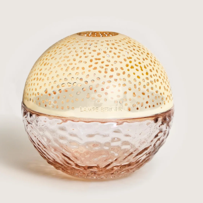 Lâmpada Lampe Berger redonda com base rosa de vidro texturizado e tampa creme perfurada