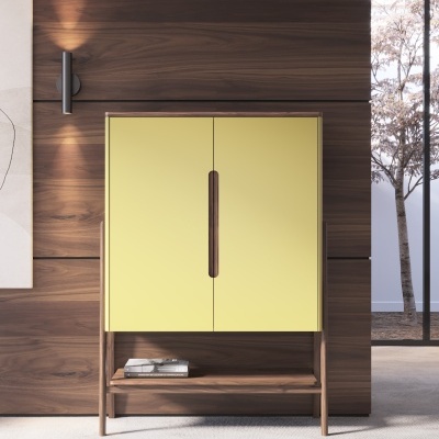 Móvel de arrumação amarelo com estrutura em madeira castanha num ambiente interior moderno