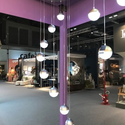 Candeeiro de tecto com esferas prateadas suspensas